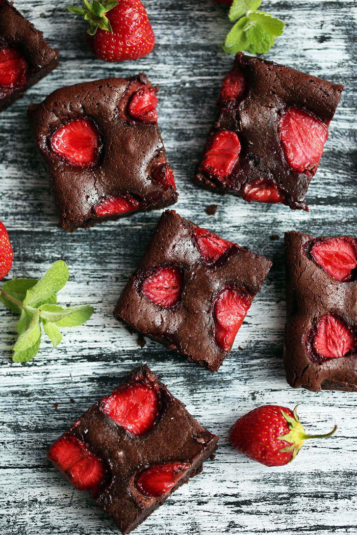Brownie-with-strawberry